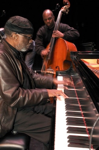 Jamal performing with bassist James Cammack